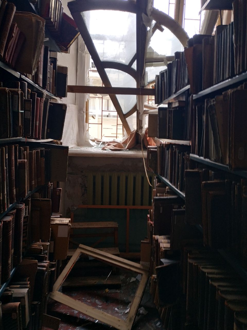 Зал центральної наукової бібліотеки університету після обстрілу Зал центральної наукової бібліотеки університету після обстрілу